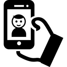 一个男孩的Selfie在电话屏幕上的在他的手上