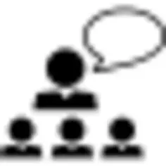 老师与一群人交谈