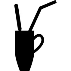 有秸杆和匙子的高杯子里面