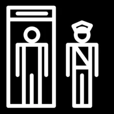 博物馆入口处的人员是一名游客和一名警卫